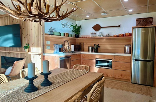 Central Kootenay Apartment | Osprey Lodging Lake Front Retreat