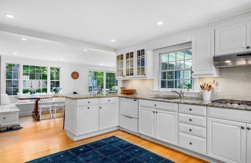 Wianno House | Osterville Retreat – A/C, WiFi & Pet-Friendly