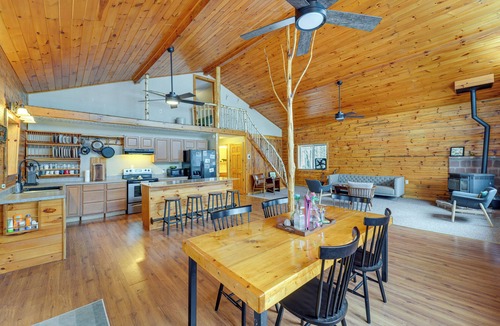 Oswegatchie Cottage | Oswegatchie River Cabin w/Kayaks + Fire Pit!
