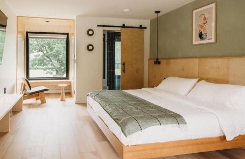 Newfane Hotel | Otherland Hotel