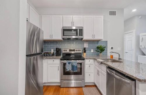 Over-the-Rhine Apartment | OTR off Vine St, Queen Bed, Wifi, Fully Equipped, 50in TV, Sleeps 3ppl, 2nd Fl