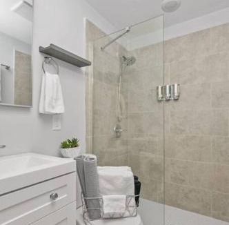 Over-the-Rhine Apartment | OTR off Vine St, Queen Bed, Wifi, Fully Equipped, 50in TV, Sleeps 3ppl, 2nd Fl