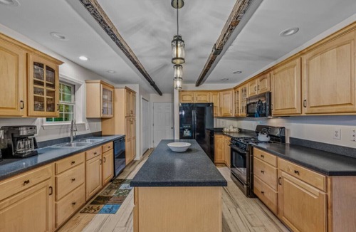 Berkeley Springs House | Otter Manor - Wifi|Fire Pit| Gameroom|Grill|Private Trail