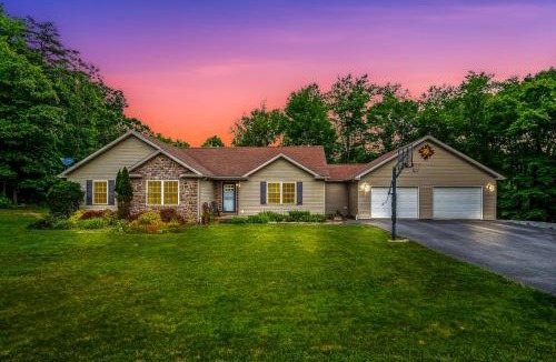 Berkeley Springs House | Otter Manor - WIFI|Fire Pit|Gameroom|Private Trail