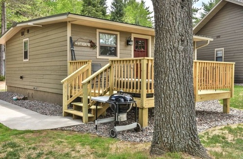 St Germain Cabin | Otter Place: Lakefront Cabin, Generator, Wi-Fi, FREE Firewood, No Cleaning Fee!