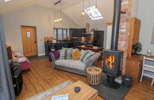 Weston under Penyard Cottage | OTTER'S REST, pet friendly, with open fire in Droitwich Spa