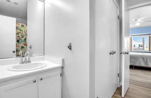 Long Beach House | Out of the Blue: Classic, Dog-friendly, Ocean View Beach Cottage with Fenced Yar