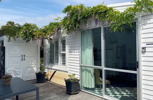 Mount Maunganui Cottage | Out the Back Studio - Mount Maunganui Apartment