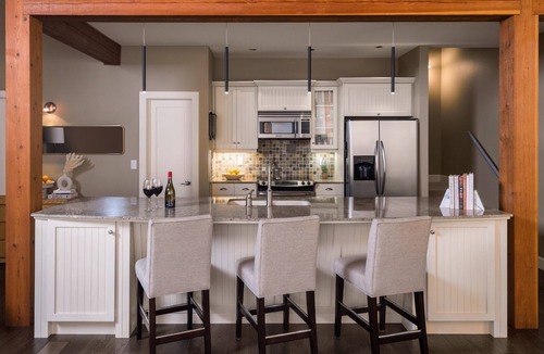 Vernon Hotel | Outback Lakeside Vacation Homes