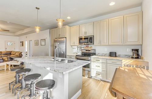 Navarre Cottage | Outdoor Bar & Fire Pit: Navarre Getaway!