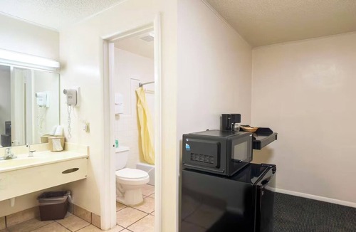 Huntsville Hotel | Outdoor Explorer Stay w/BBQ Facilities, Picnic Area & Convenient Free Parking