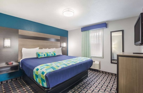 Salem Hotel | Outdoor Getaway in Knights Inn & Suites Salem! Pet-Friendly, Free Parking