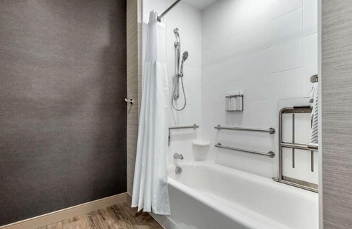 Lauderdale Beach Hotel | Outdoor Getaway! Three Comfy Units Near Beach and Attraction