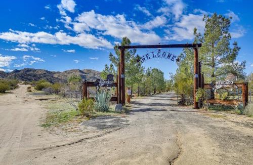 Morongo Valley House | Outdoor Kitchen: Mtn-View Morongo Valley Cabin!