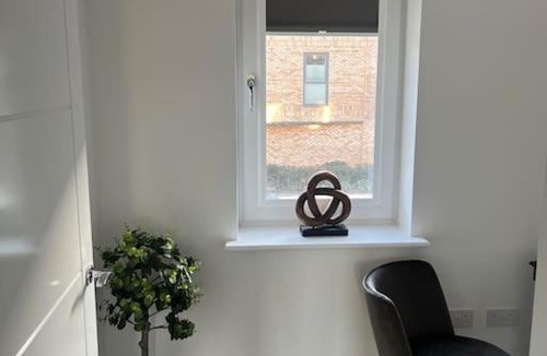 Milton Keynes Apartment | Outstanding 4-Bedroom Town House By Valore Property Services