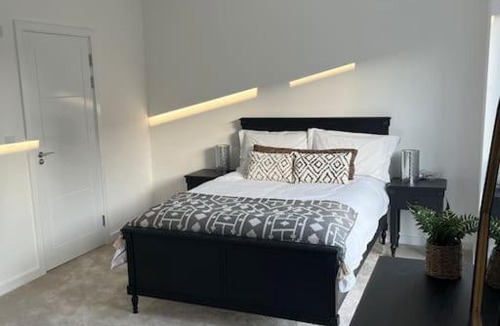 Milton Keynes Apartment | Outstanding 4-Bedroom Town House By Valore Property Services