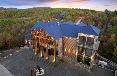 Broken Bow Cabin | Outstanding Cabin up to 50 People with Bowling, Private Cinema and Fantastic Sightd in Broken Bow, Oklahoma