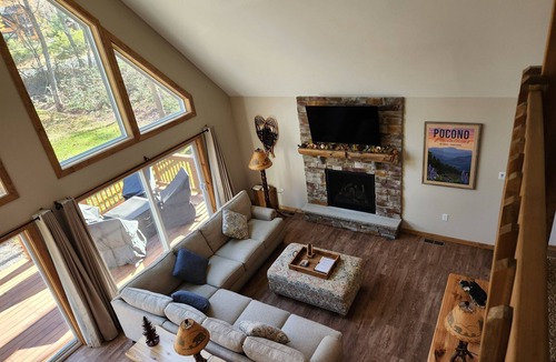 Jim Thorpe Ski Chalet | OUTSTANDING COUPLES RETREAT IN EXCLUSIVE LAKE COMMUNITY IN JIM THORPE