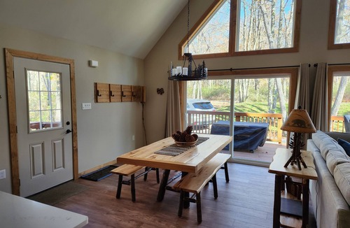 Jim Thorpe Ski Chalet | OUTSTANDING COUPLES RETREAT IN EXCLUSIVE LAKE COMMUNITY IN JIM THORPE