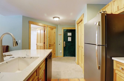 Copper Mountain Village Condo | Outstanding Location Outdoor Hot tub Short walk to the lifts TX205