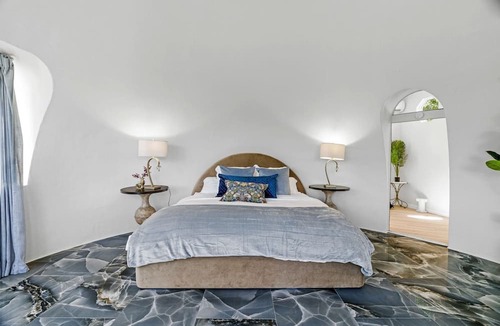 Paige Cabin | Outstanding Luxurious Dome with Mini Golf, Outdoor Bath, Sauna and Lake Views in Elgin, Texas