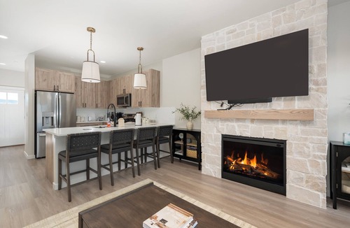 Granby House | Outstanding Pet Friendly 2 bed luxury townhome & lots of amenities