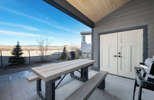 Granby House | Outstanding Pet Friendly 2 bed luxury townhome & lots of amenities