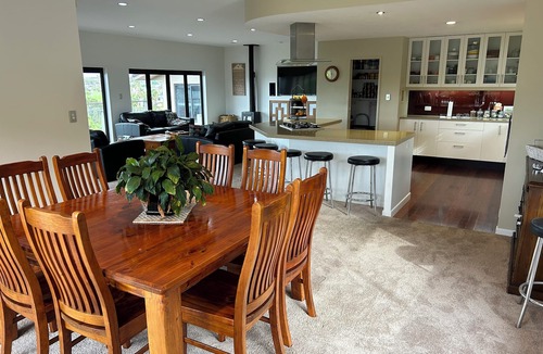 Omokoroa House | Outstanding view, walk to beach and shops.
