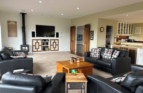 Omokoroa House | Outstanding view, walk to beach and shops.