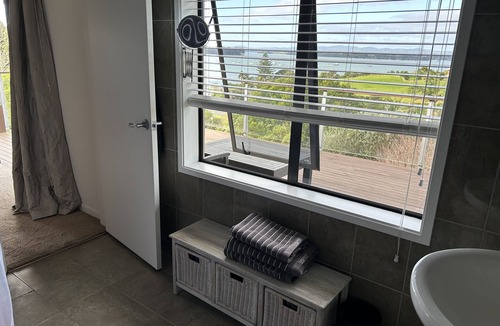 Omokoroa House | Outstanding view, walk to beach and shops.
