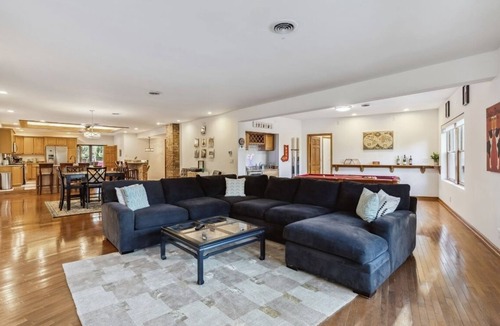 Detroit - Shoreway House | Over 4500 sqft of Luxury living [Billiards table, Arcade room, 5 BR & 4 BA]