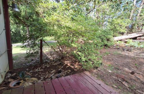 Shorterville House | Overlooking Lake Eufaula Alabama PERFECT PRIVATE GETAWAY COTTAGE FOR COUPLES FISHERMAN-FRIENDS located in a private gated community bring the golf cart many paved roads and boat parkingt BOAT DOCK NEAR and community fishing pier and beach
