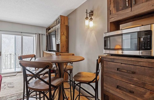 Lincoln Condo | Overlooking Loon Mountain’s South Peak, this newly renovated 1BR condo offers indoor and outdoor pools, indoor hot tub, sauna, and game room access—just minutes to hiking and Loon Resort. Coin laundry available on site.
