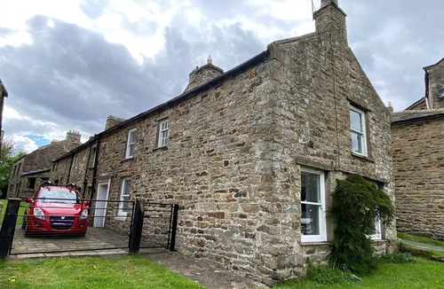Reeth Cottage | Overlooking Reeth Green, this welcoming cottage offers the perfect Yorkshire Dales escape.