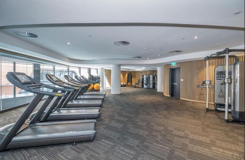 Docklands Apartment | Overlooking the River and Bay View with Pool and Gym LV2109N
