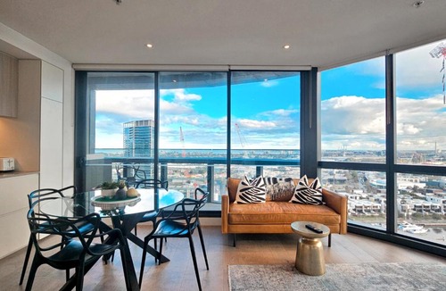 Docklands Apartment | Overlooking the River and Bay View with Pool and Gym LV2109N