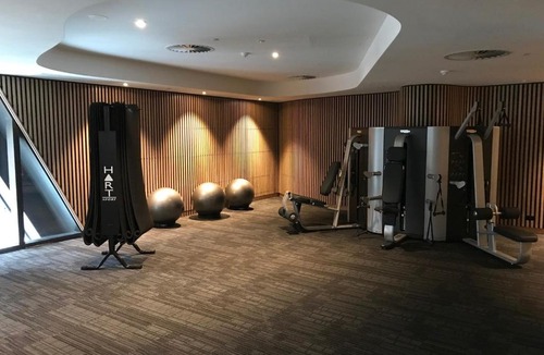 Docklands Apartment | Overlooking the River and Bay View with Pool and Gym LV2109N