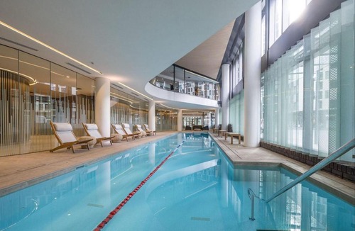 Docklands Apartment | Overlooking the River and Bay View with Pool and Gym LV2109N
