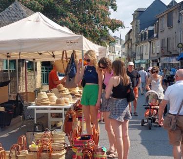 Troche Other | Overnachten in een authentieke kleurrijke pipowagen midden in de Franse campange