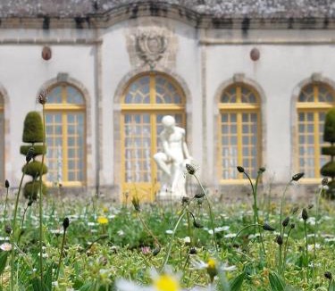 Troche Other | Overnachten in een authentieke kleurrijke pipowagen midden in de Franse campange
