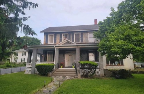 Bangor House | Oversized, Antique Style, near Shawnee skiing and Minsi lake
