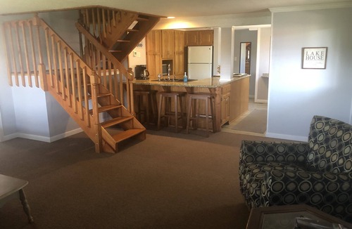 Lindseyville House | OVERSIZED PORCH, LAKE FRONT, Mammoth Cave, Fast WiFi, Firepit, hiking