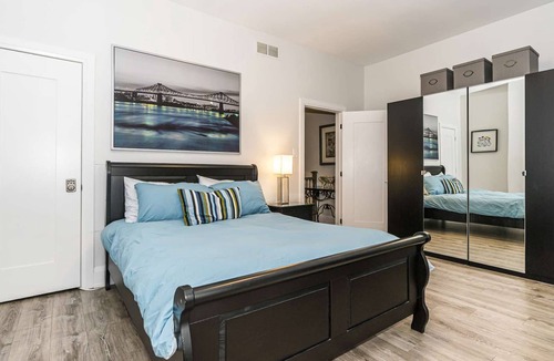 Kensington Market Apartment | Oxford Room (Shared Kitchen/Bathroom)