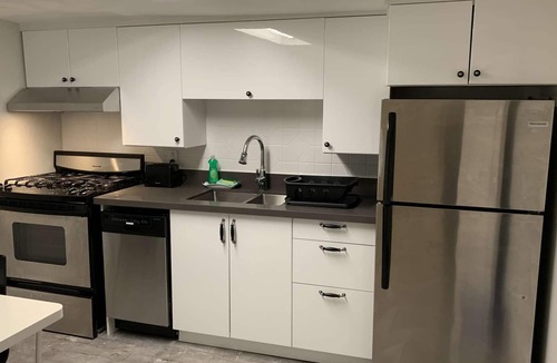 Kensington Market Apartment | Oxford Room (Shared Kitchen/Bathroom)
