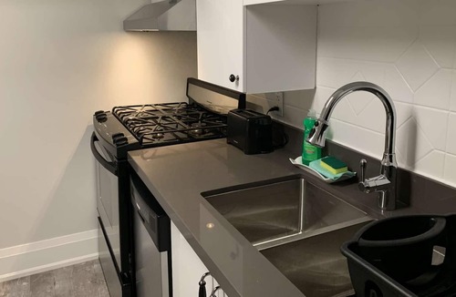 Kensington Market Apartment | Oxford Room (Shared Kitchen/Bathroom)