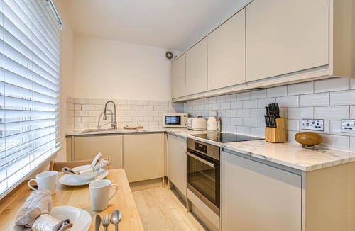 Oxted Apartment | Oxted High St