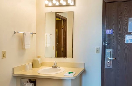 Shelby Hotel | OYO Double Queen: Clean, pet-friendly option, free parking, check-in til 12AM!