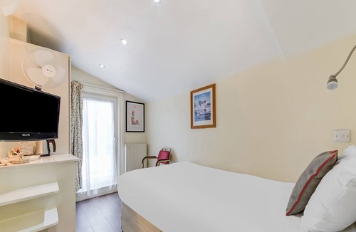 Addison Hotel | OYO Grantly Hotel, London Shepherd's Bush