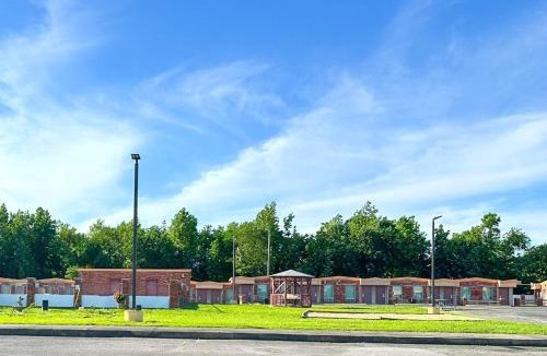 Dexter Hotel | OYO Hickory House Inn