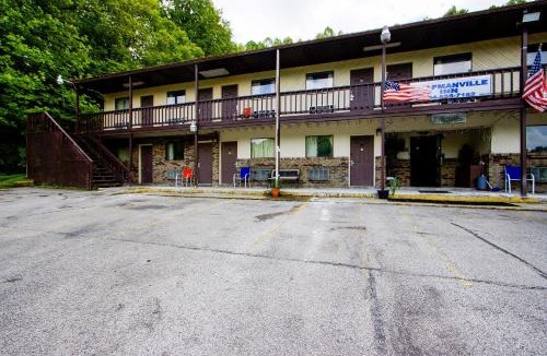Chapmanville Hotel | OYO Hotel Chapmanville Inn, WV - Hwy 119